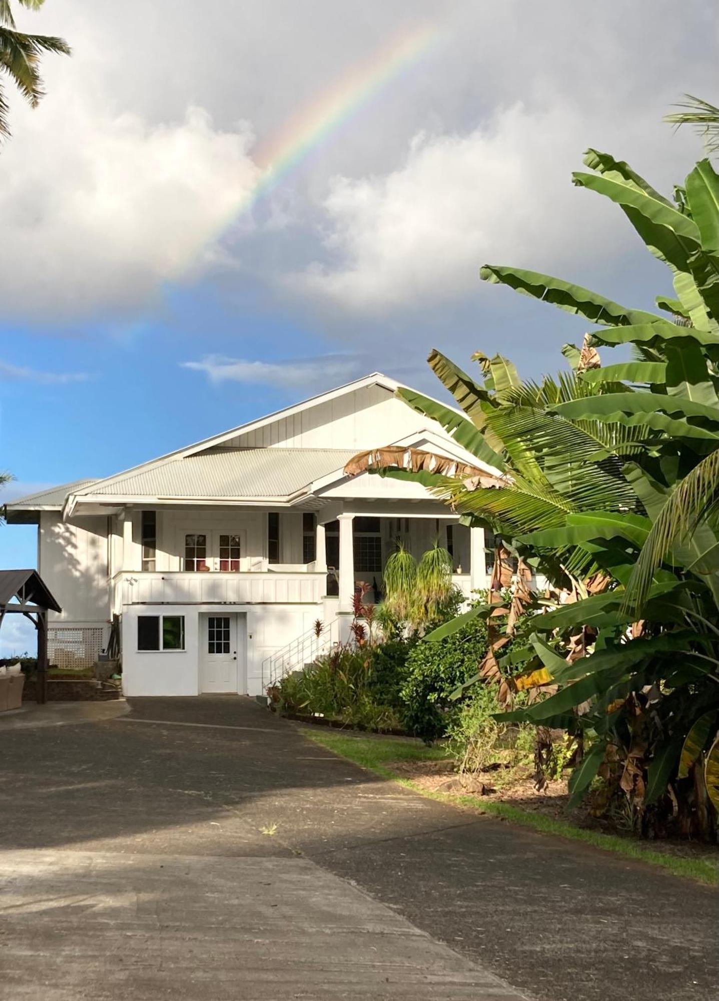 Hilo Bay Oceanfront Bed And Breakfast Exterior photo