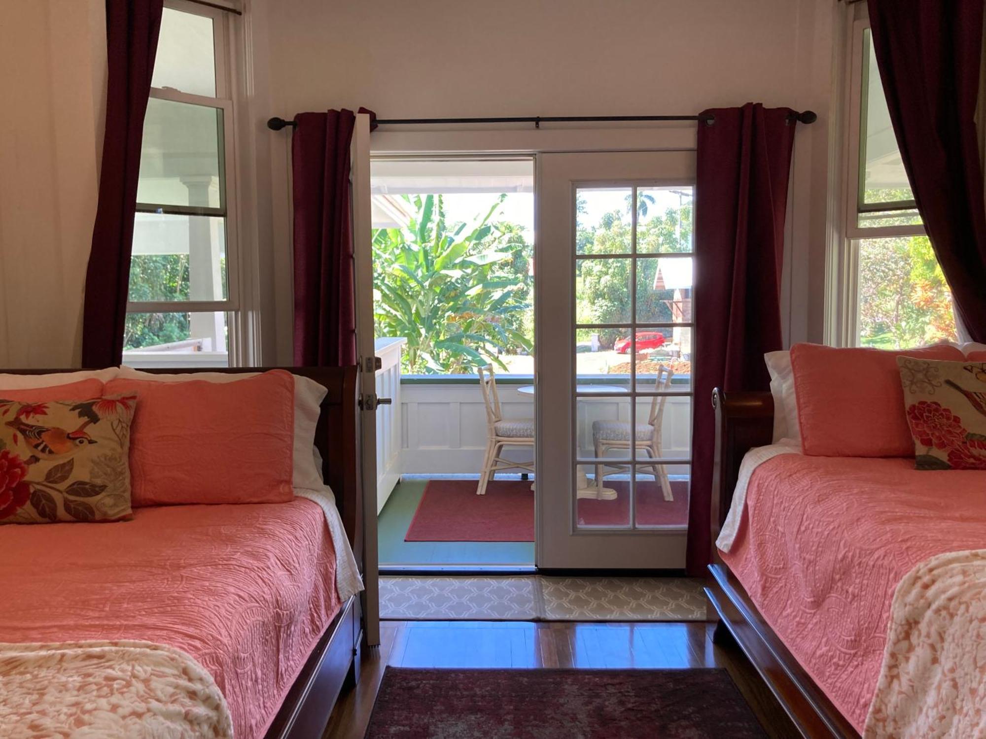 Hilo Bay Oceanfront Bed And Breakfast Exterior photo