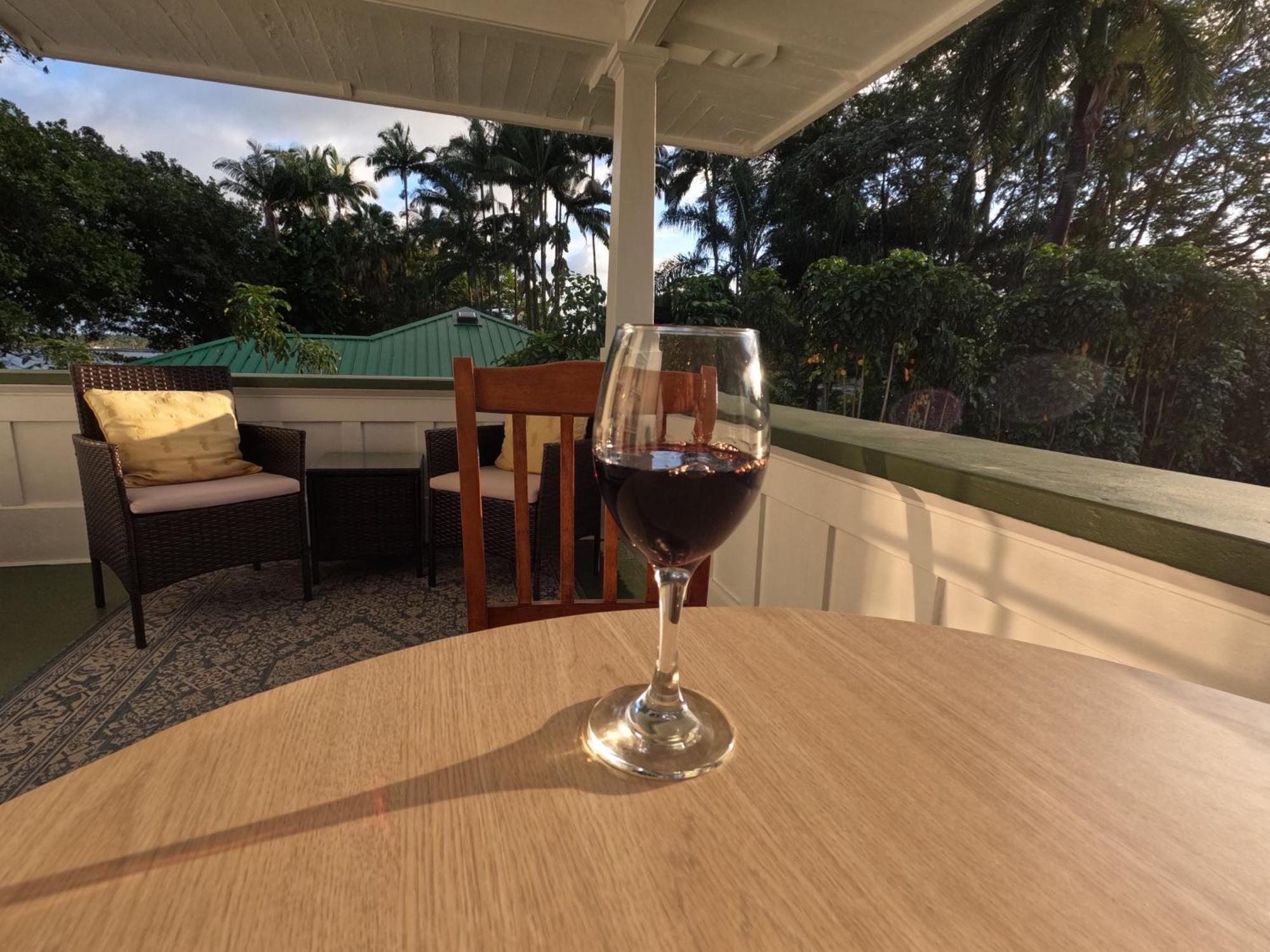 Hilo Bay Oceanfront Bed And Breakfast Exterior photo