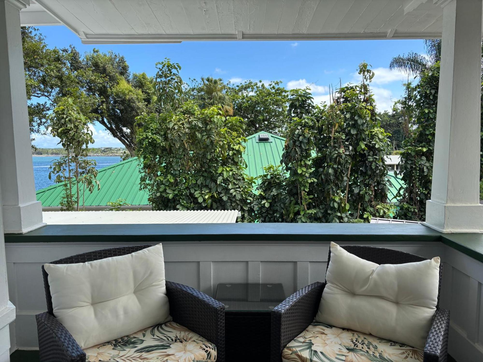 Hilo Bay Oceanfront Bed And Breakfast Exterior photo