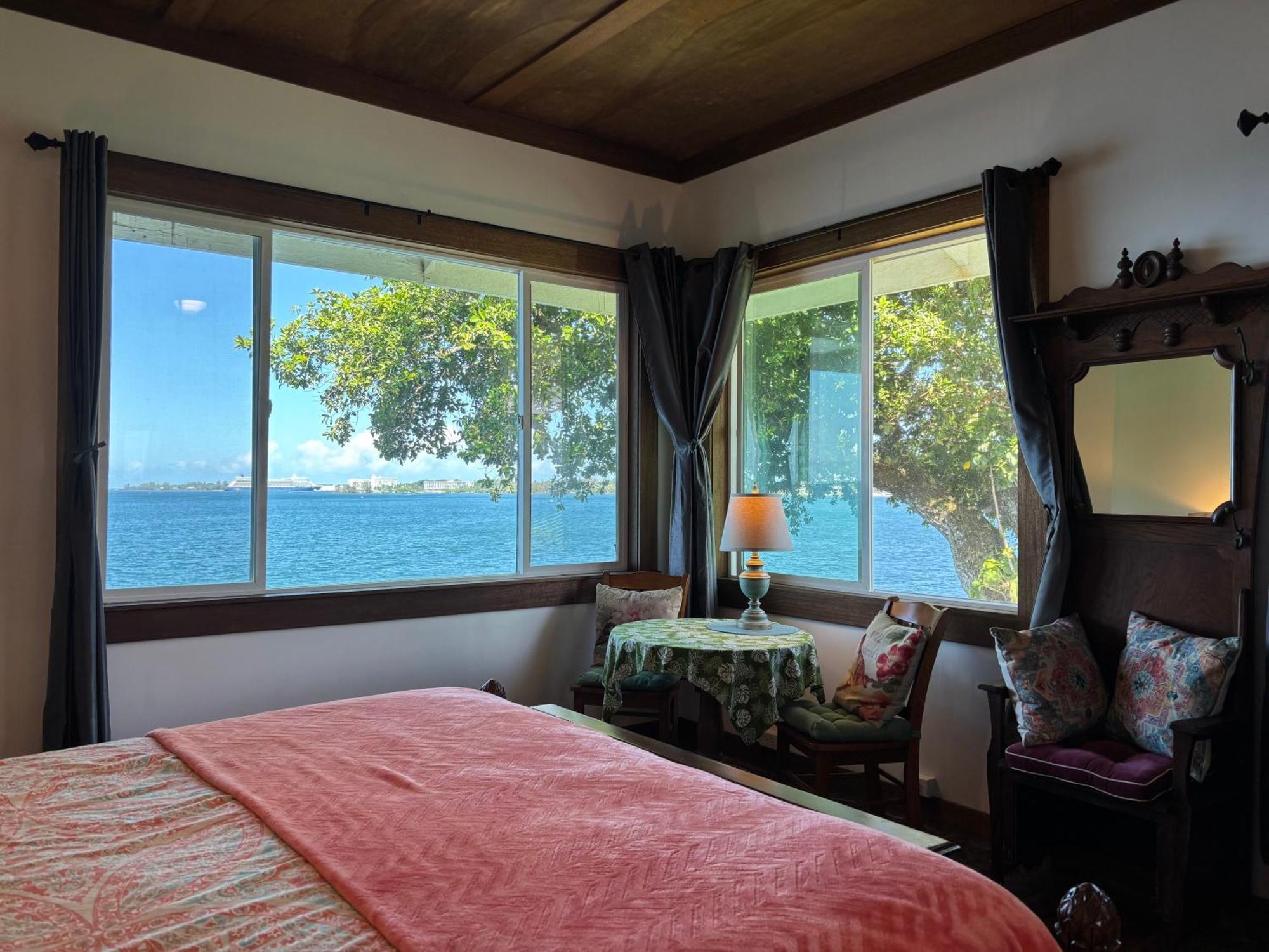 Hilo Bay Oceanfront Bed And Breakfast Exterior photo